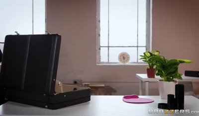 Студент занимается сексом с учителем и достигает сильного оргазма.